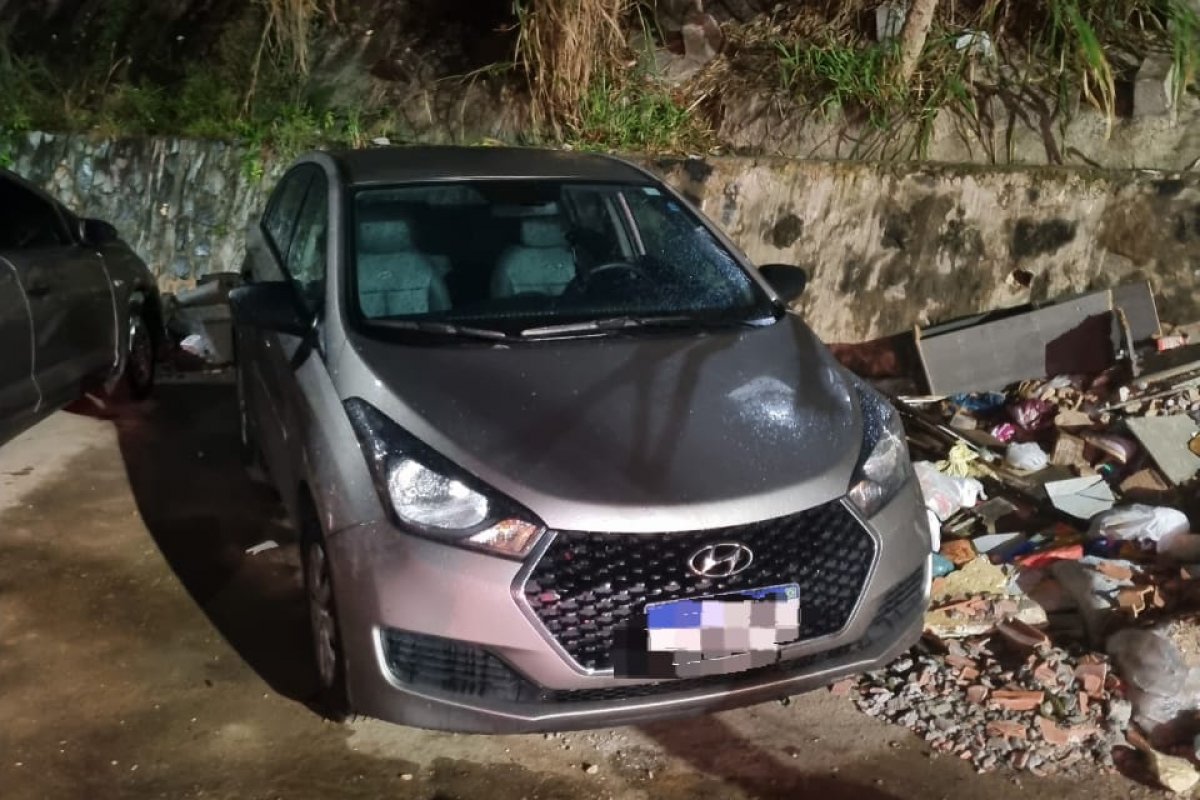 PMs recuperam veículo roubado na Estrada da Liberdade