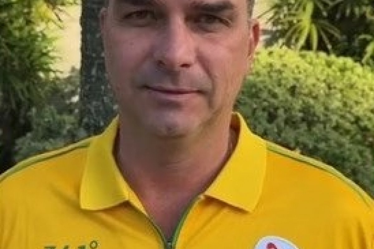 “Assine o impeachment de Alexandre de Moraes, pelo bem da democracia”, pede Flavio Bolsonaro a apoiadores 