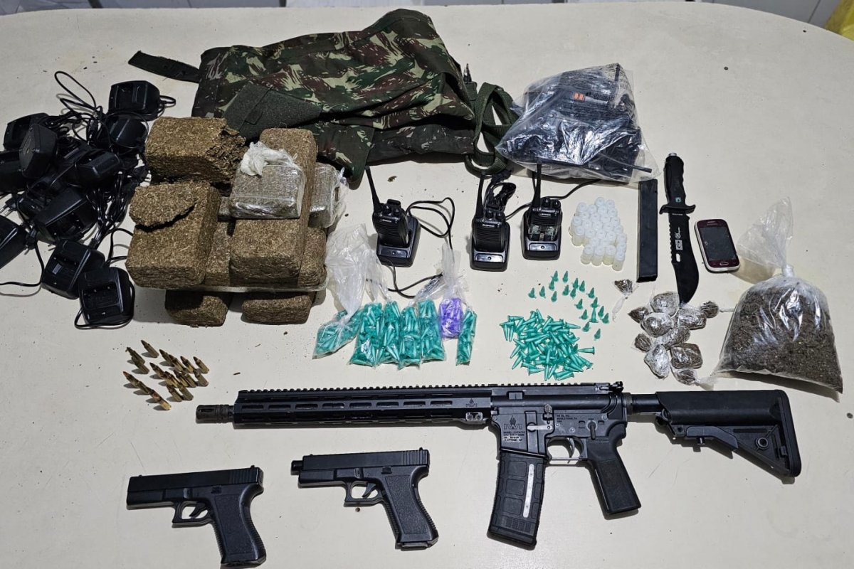 PM apreende fuzil, munições e drogas no bairro do IAPI, em Salvador