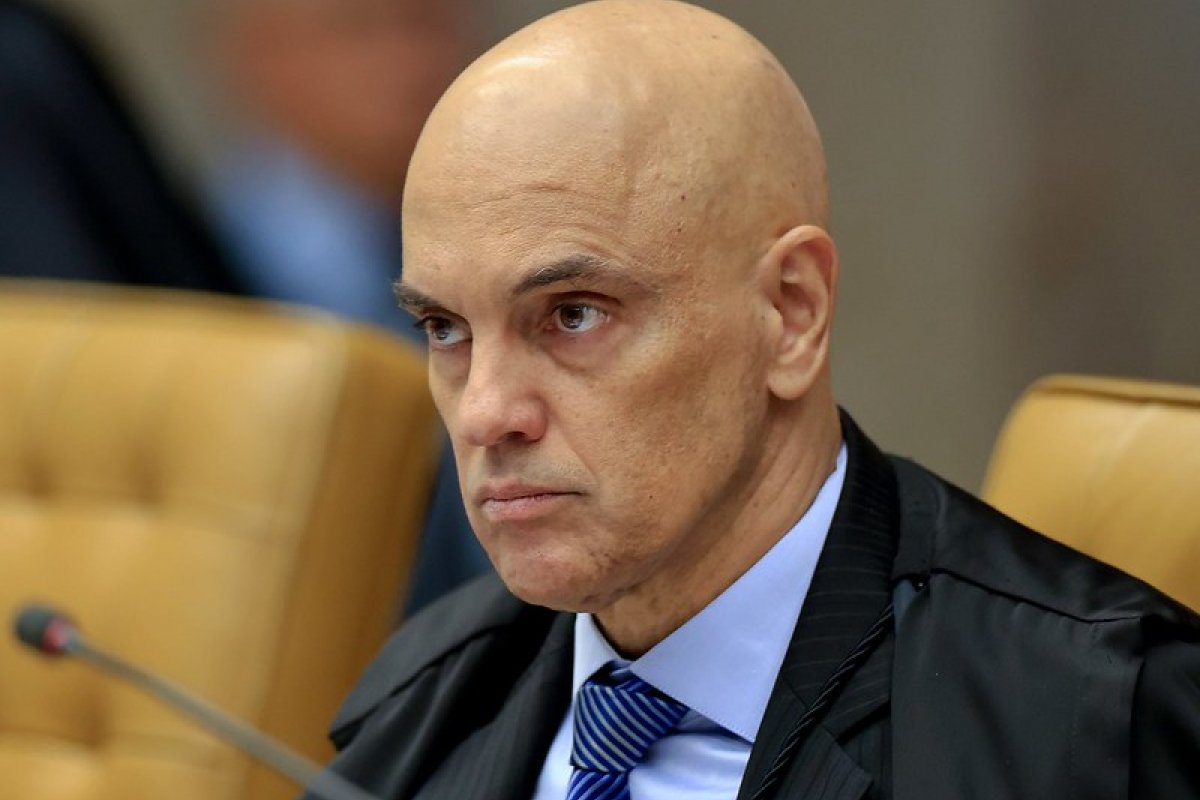 Moraes diz em julgamento que não cabe ao X contestar suspensão de perfis da rede social