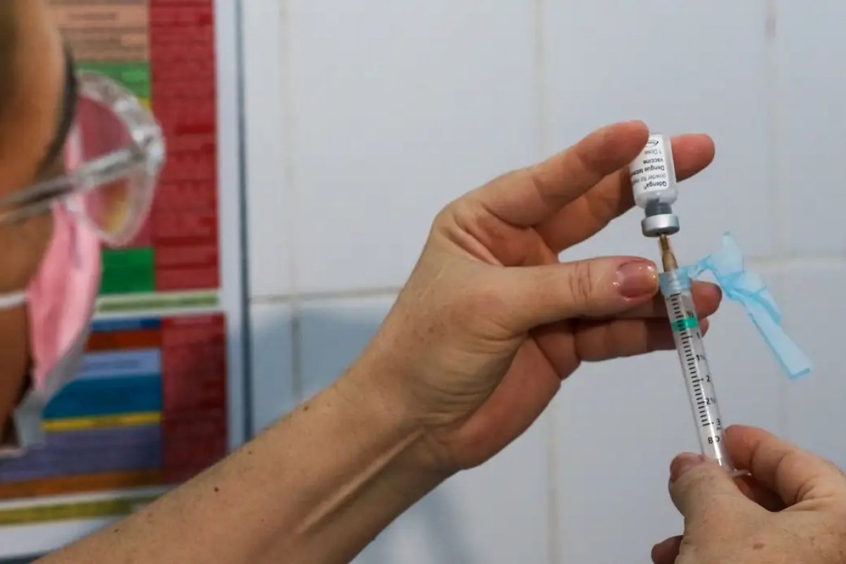 Revisão de estudos confirma segurança e eficácia da vacina da dengue disponível no SUS