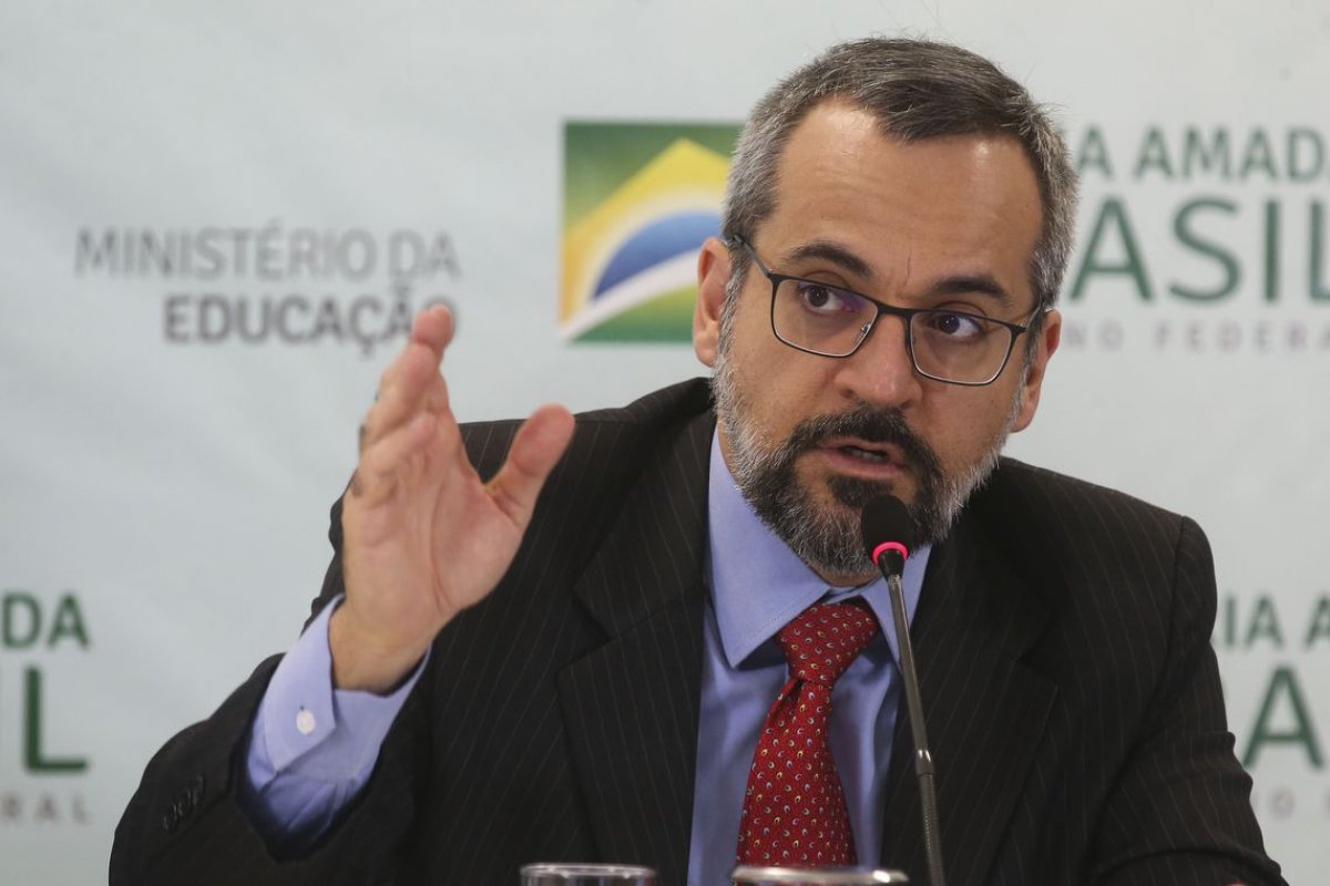 Comissão de Ética da Presidência aplica advertência a ministro da Educação