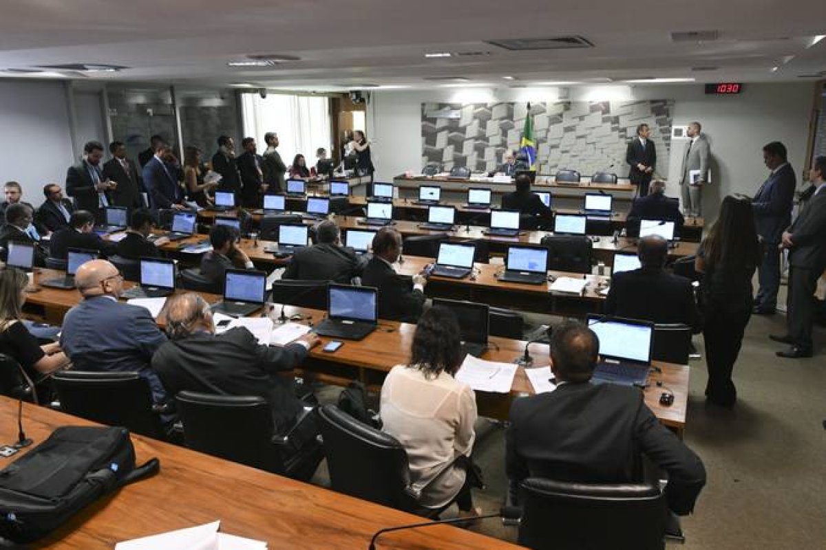 Comissão do Senado vai debater suspensão do antigo Twitter e bloqueio de contas da Starlink 