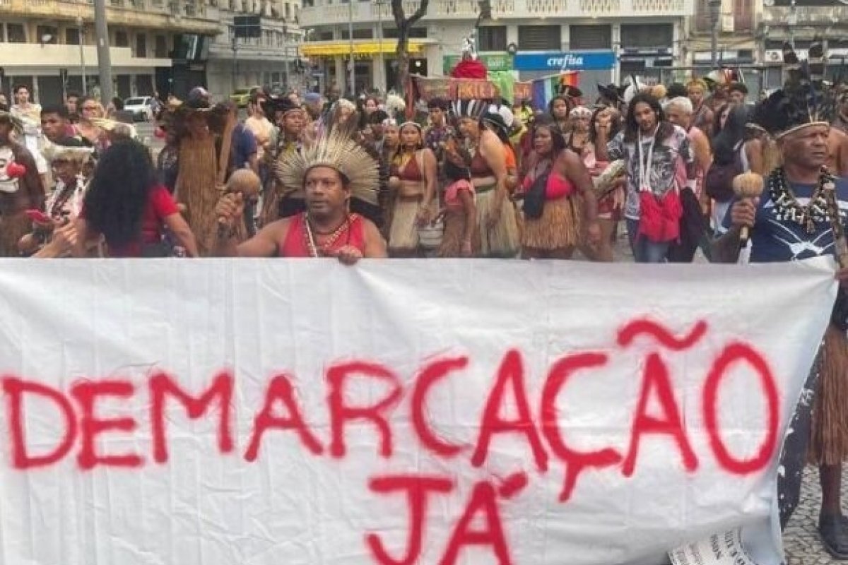 Indígenas chegam ao Rio para encontrar o manto tupinambá e protestam por demarcação 