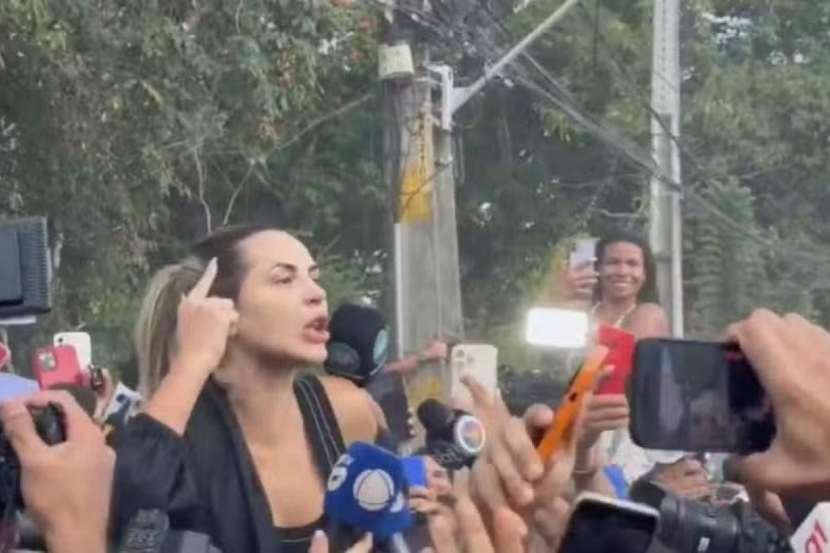 Vídeo: Multidão recebem Deolane no entorno da prisão em Pernambuco 