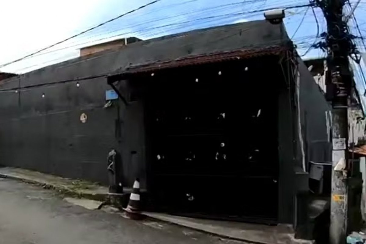 Jovem é morto a tiros após discutir com namorada em bar de Salvador