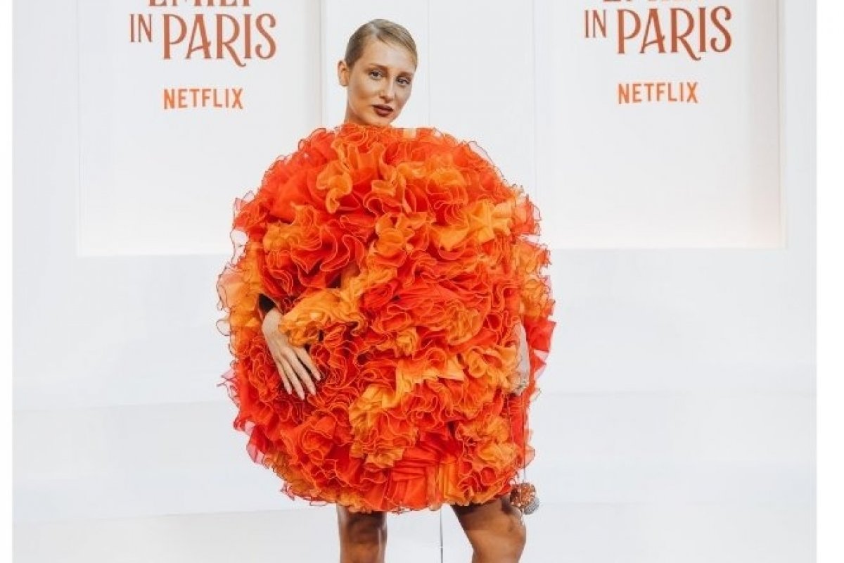 Com Netflix, Malu Borges brilha em première de Emily em Paris! 