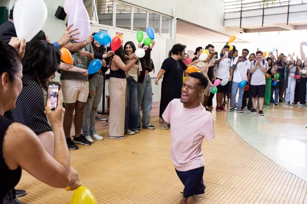 Gabrielzinho retorna ao Brasil e é recebido com festa pela universidade onde estuda Jornalismo