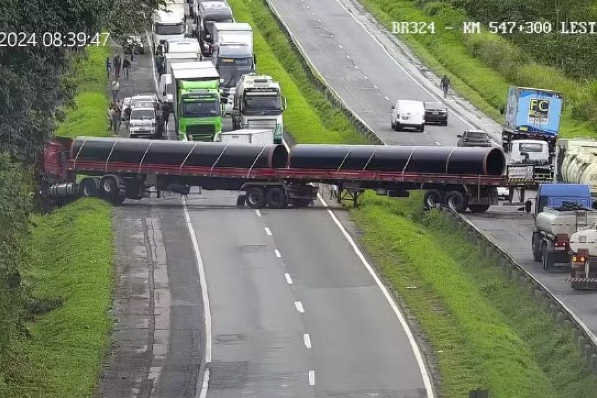 Rodovia que liga Salvador a Feira de Santana é liberada após carreta ficar atravessada na pista