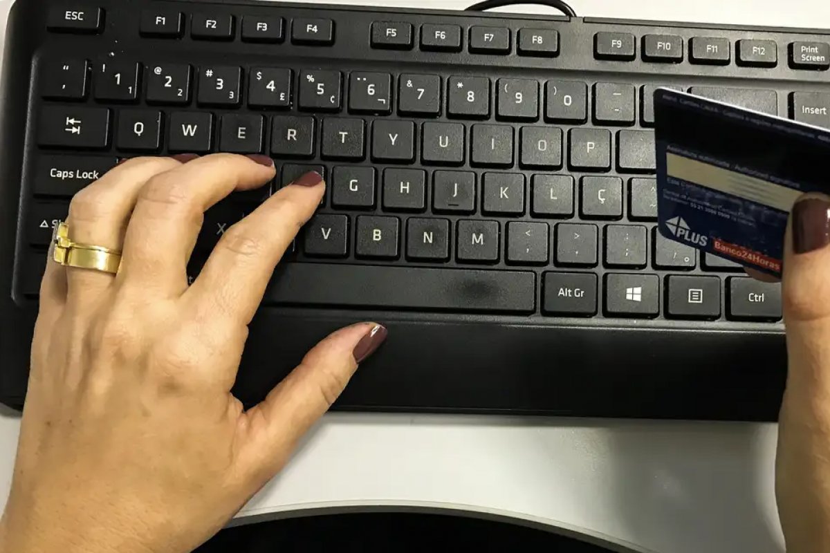 Preços de eletroeletrônicos caem 3,1% em lojas online em agosto, afirmaM estudos 