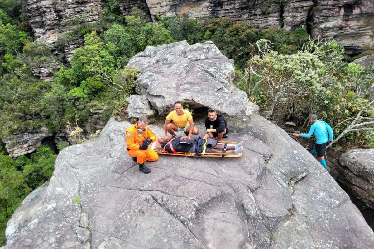 Vídeo: turista francês é resgatado na Chapada Diamantina após acidente em trilha