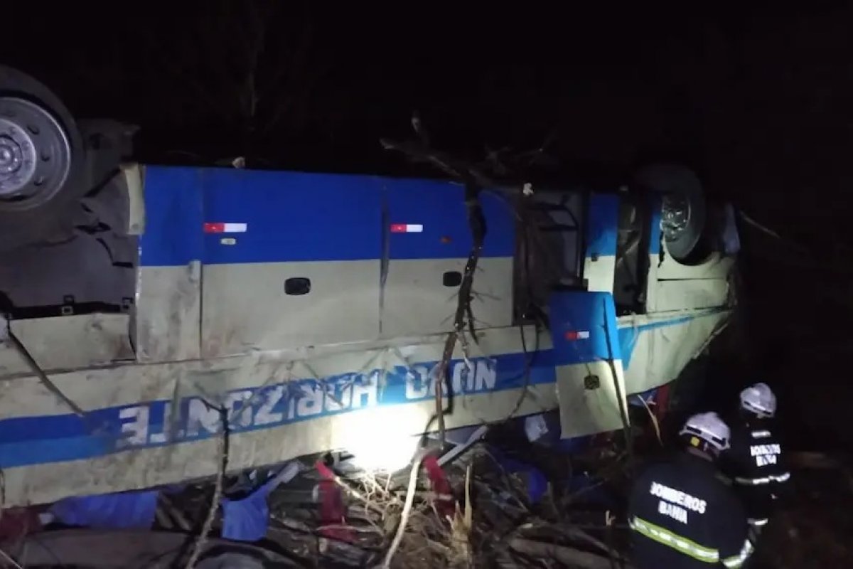 Acidente com ônibus mata motorista e mecânico em trecho conhecido como "curva da morte" da BR-030, na Bahia
