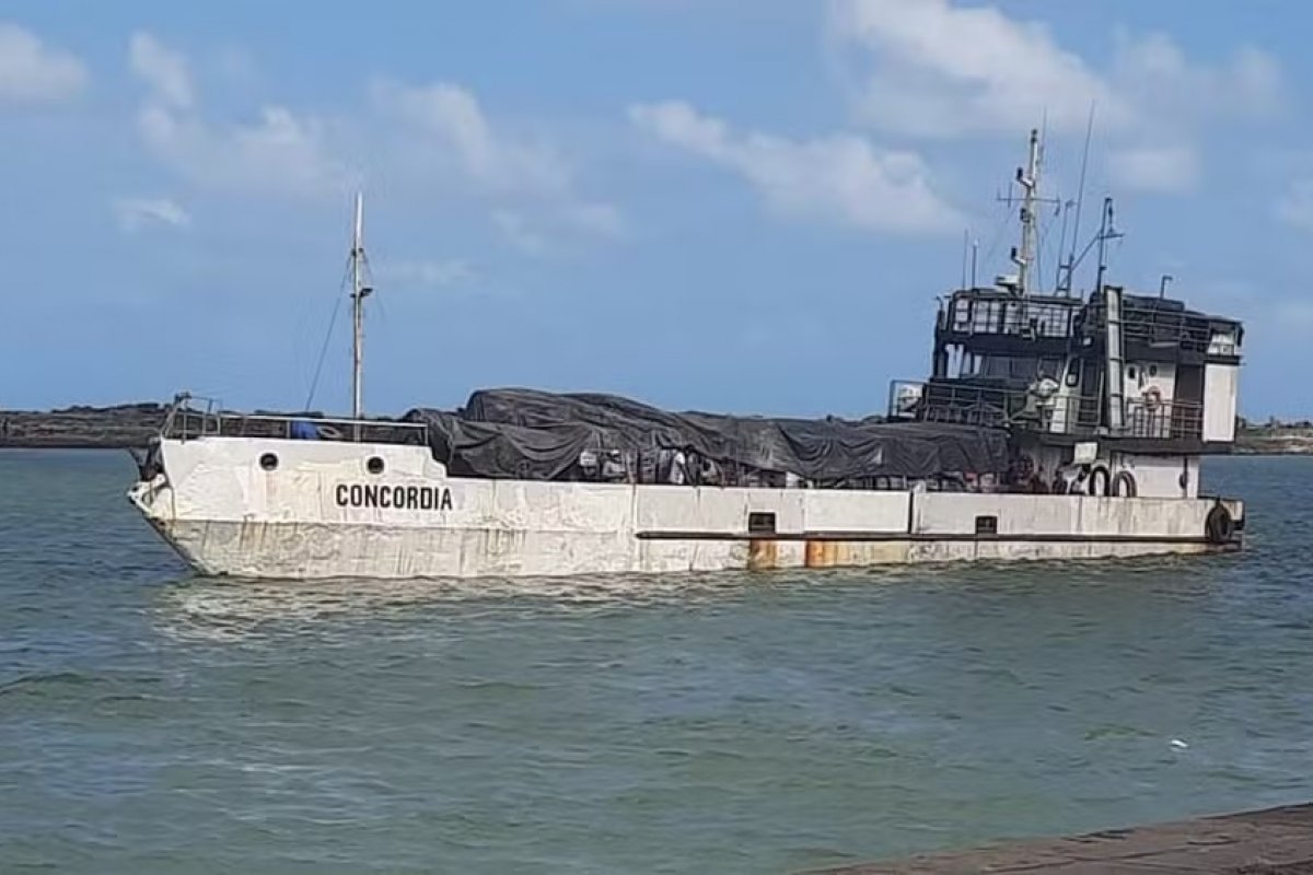 Navio de carga naufraga em direção a Fernando de Noronha e tripulantes estão desaparecidos