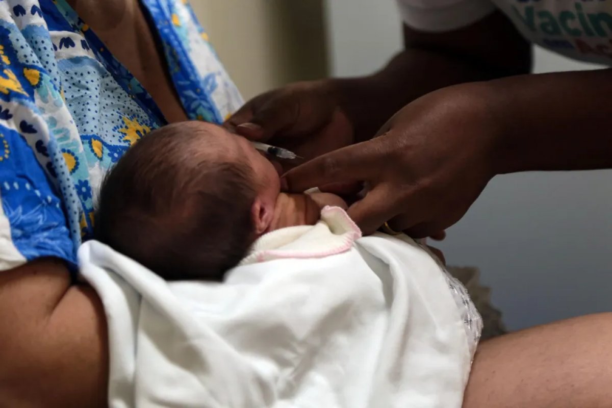 Imunizantes que protegem contra catapora, meningite e hepatite estão em falta na Bahia