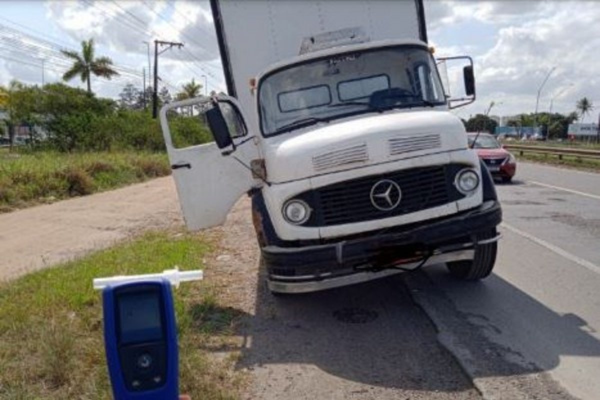 Motorista alcoolizado é preso pela PRF dirigindo em zigue-zague na BR 324
