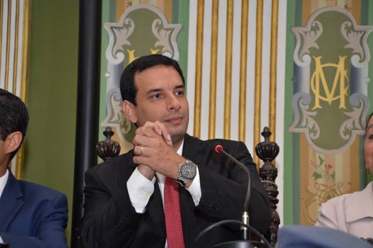 Leo Prates oficializa saída do DEM 
