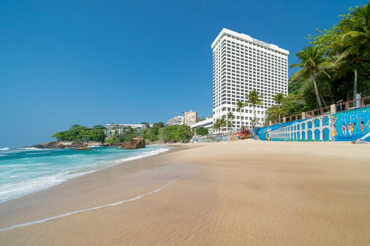 O icônico Sheraton Grand Rio celebra a chegada dos 50 anos com show de Jorge Aragão!    