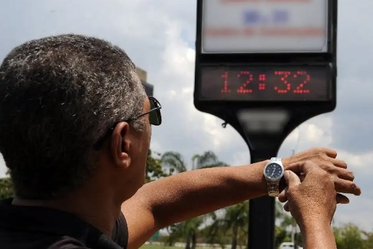 Fim do horário de verão foi "enorme irresponsabilidade" afirma o ministro