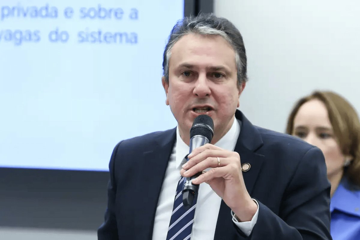 MEC propõe proibição do uso de aparelhos celulares em salas de aulas de escolas 