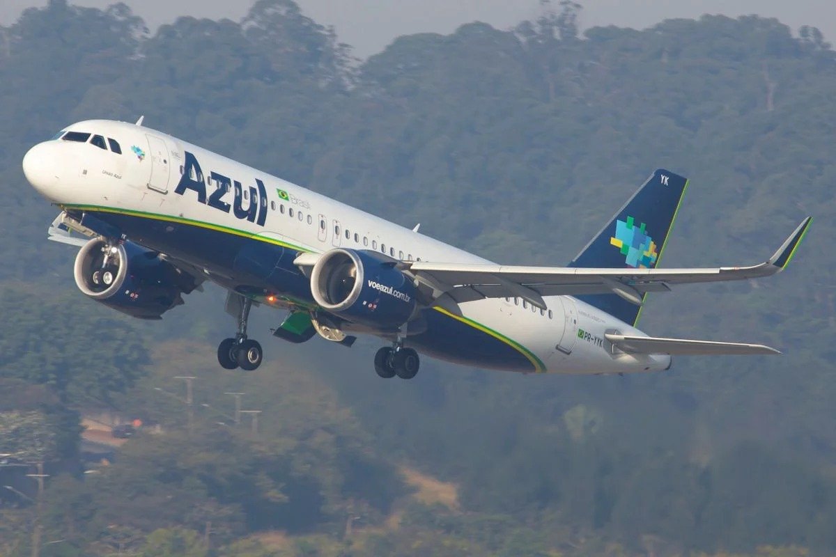 Vídeo: passageira alterada é imobilizada durante voo doméstico da Azul