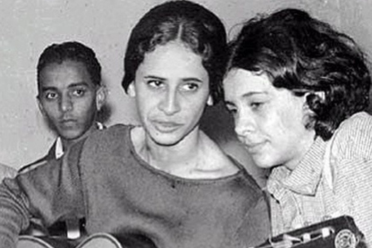 Maria Bethânia resgata foto de juventude para homenagear Gal Costa! 