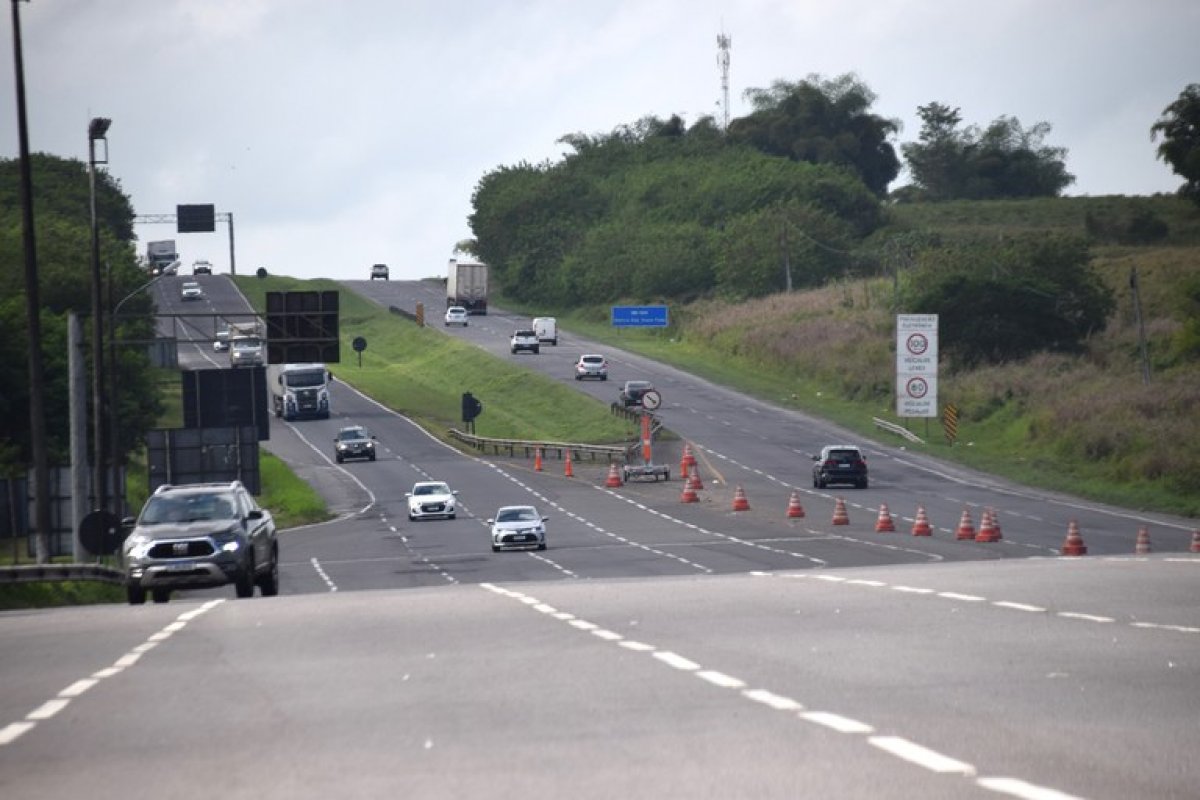 PRF informa desvio de tráfego em trecho da BR 324 neste domingo (29) para retirada de carreta acidentada 