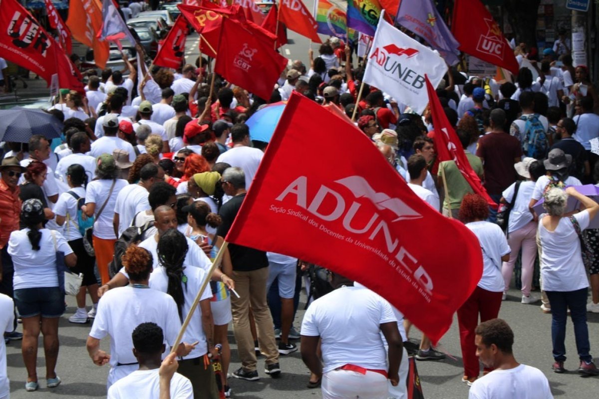 Em greve, professores da Uneb realizam ato e assembleia geral nesta segunda-feira (30)