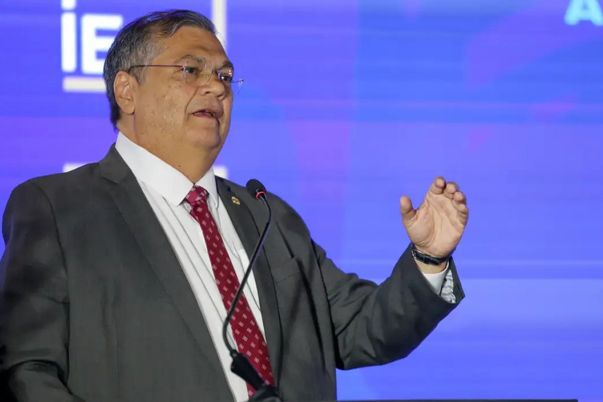 Dino se diz insatisfeito com Executivo e Legislativo e convoca audiência sobre extinção do orçamento secreto