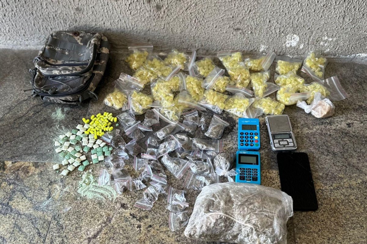 Homem é preso com quase 800 porções de crack, anfetamina e maconha no bairro de São Cristóvão, Salvador