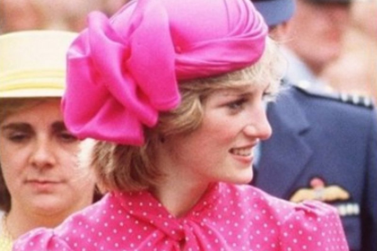 Zara lança vestido rosa semelhante ao da Princesa Diana por 99 reais 