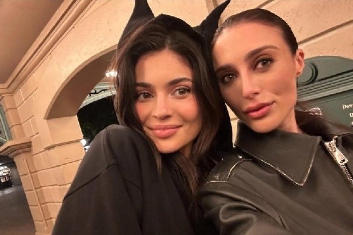  Em Paris, Elisa Zarzur faz selfie com Kylie Jenner nos bastidores do desfile Coperni! 
