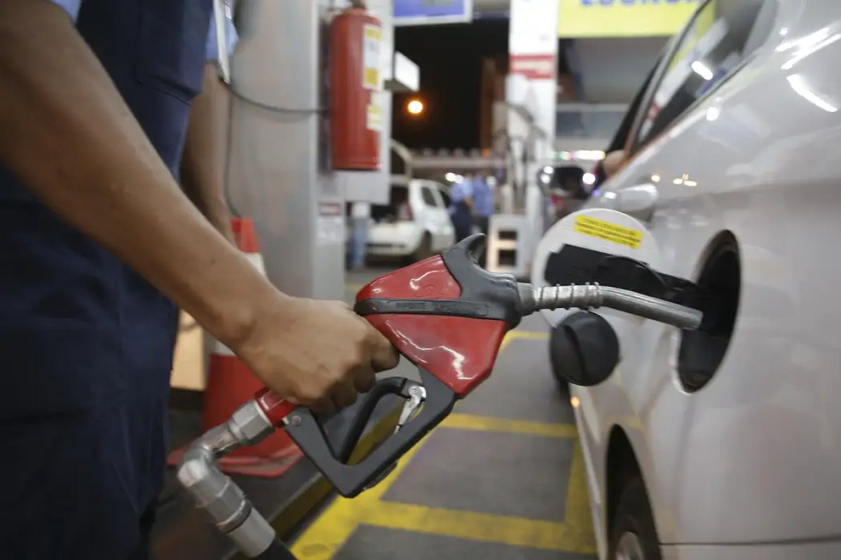 Gasolina comum tem reajuste de 15% e aumenta R$ 0,85 no litro do combustível em Salvador 