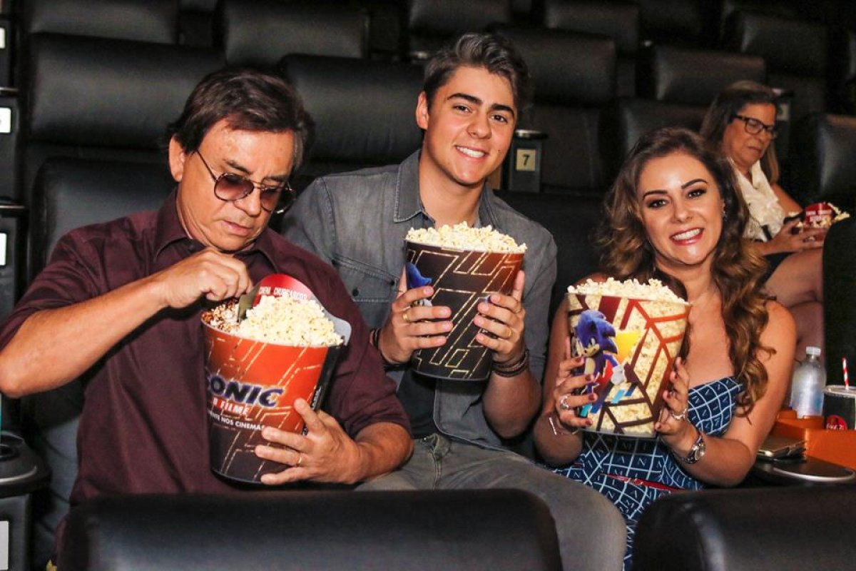 Chitãozinho assiste filme do filho no cinema de óculos escuros