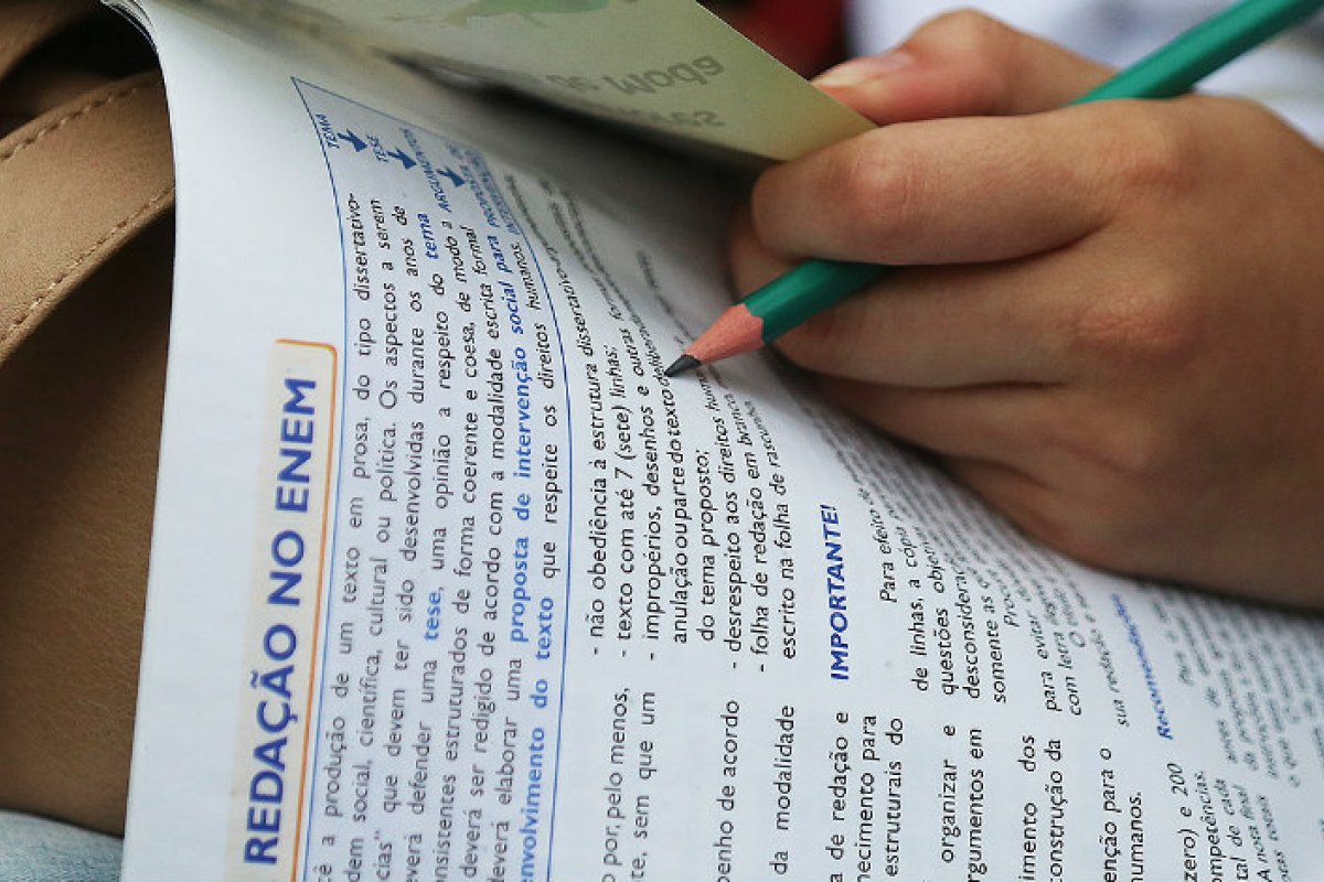 Ministério da Educação publica cartilha de redação do Enem 2024
