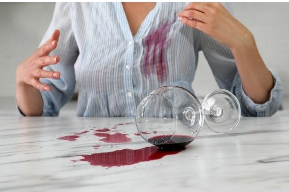 Confira 6 dicas para tirar manchas de vinho das roupas! 