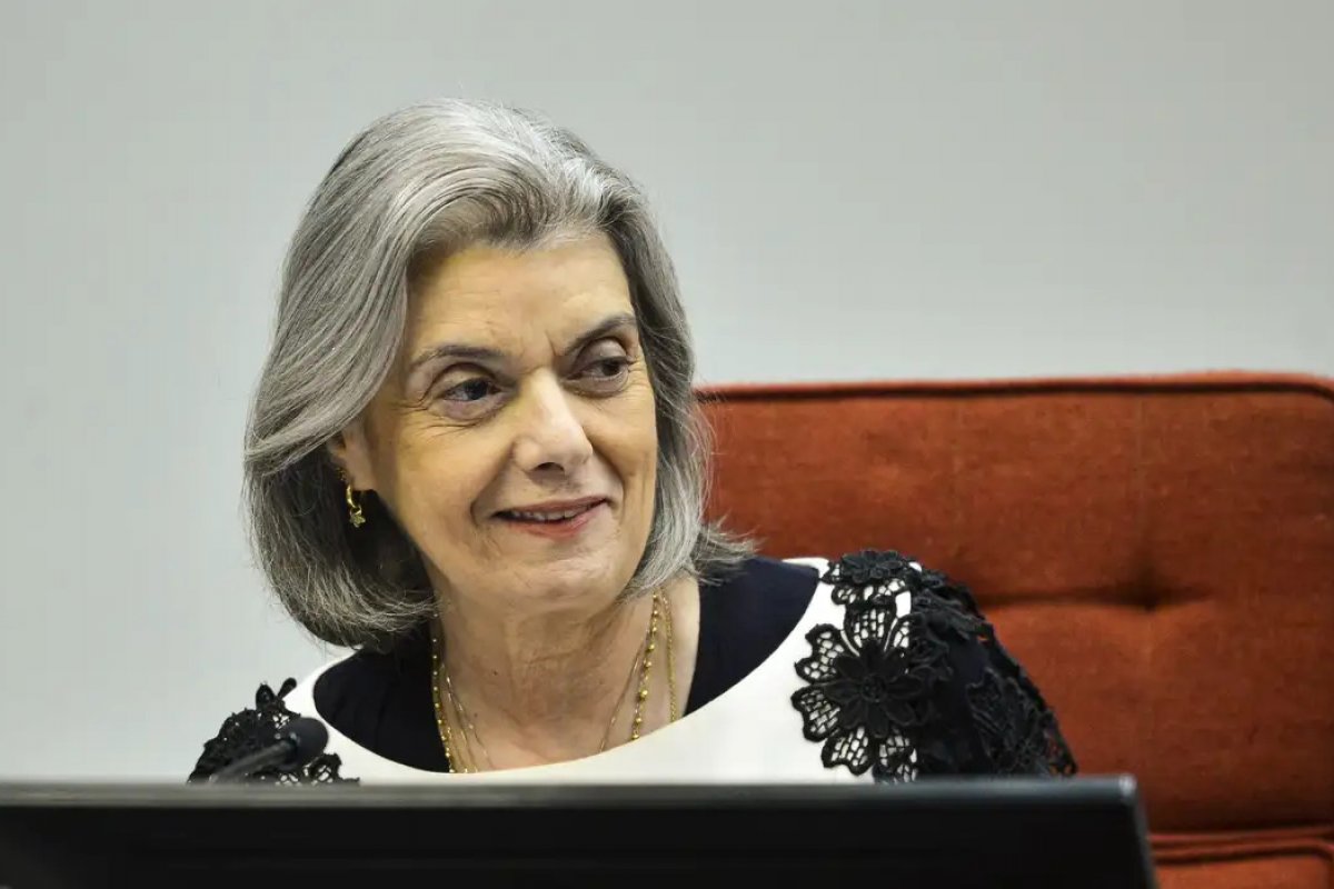 Cármen Lúcia mostra preocupação com "Cabresto digital" durante as eleições 