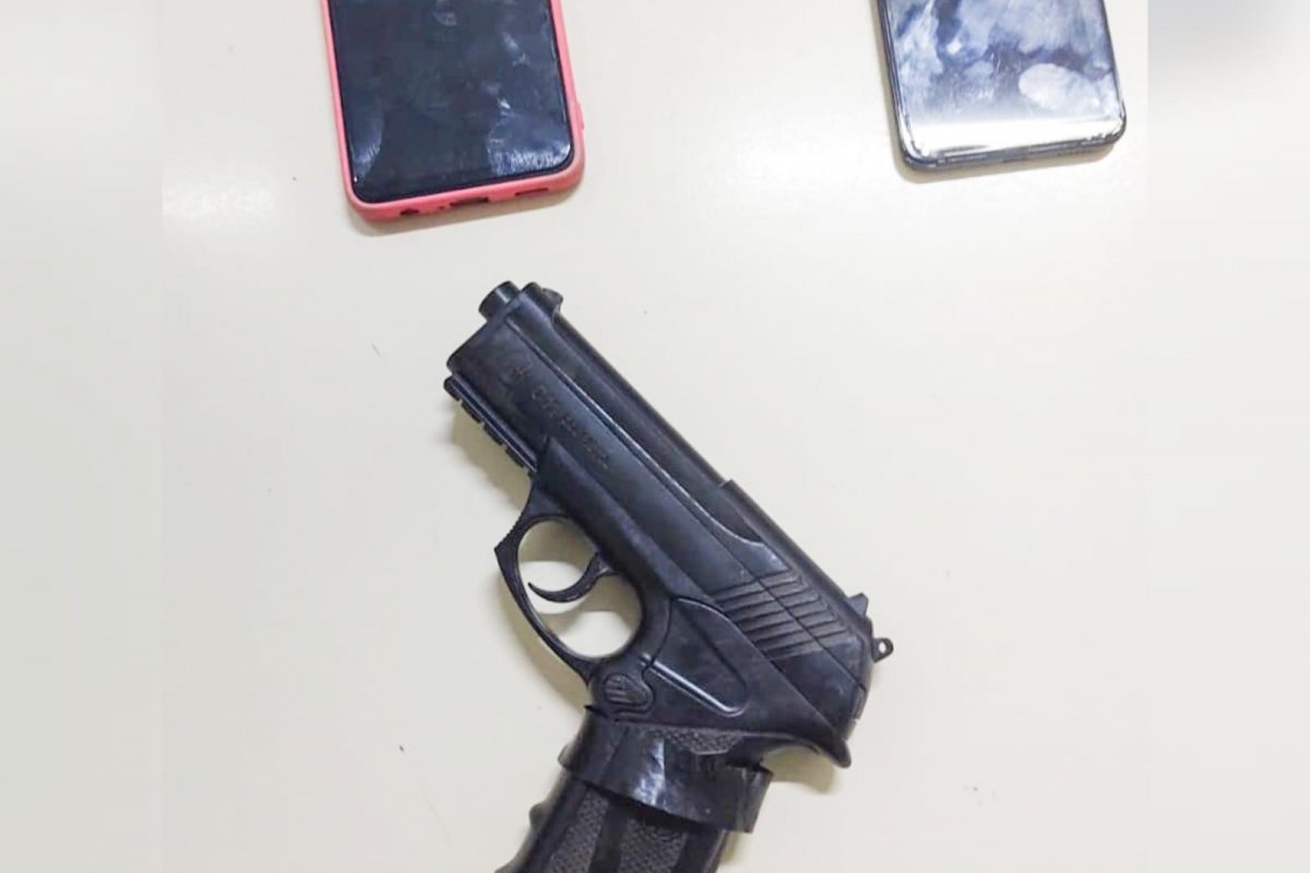 PM prende suspeito de roubos e réplica de pistola em Itabuna 