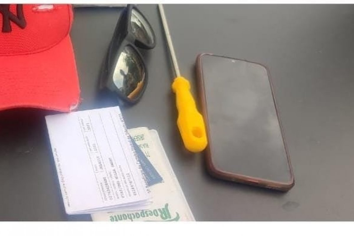 Suspeito foragido da justiça é preso pela PM com carro roubado na Estrada Velha do Aeroporto