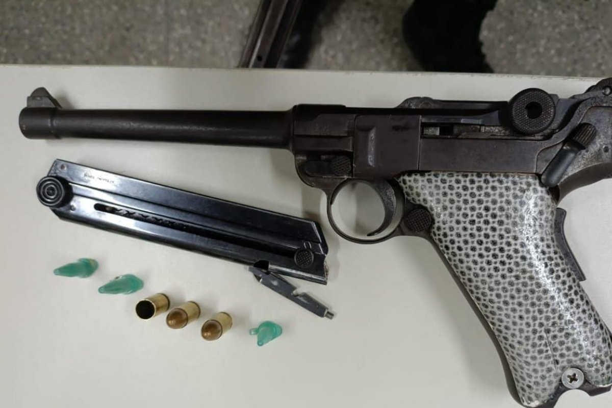 Seis homens são presos com pistola, porções de maconha e dinheiro em Lauro de Freitas