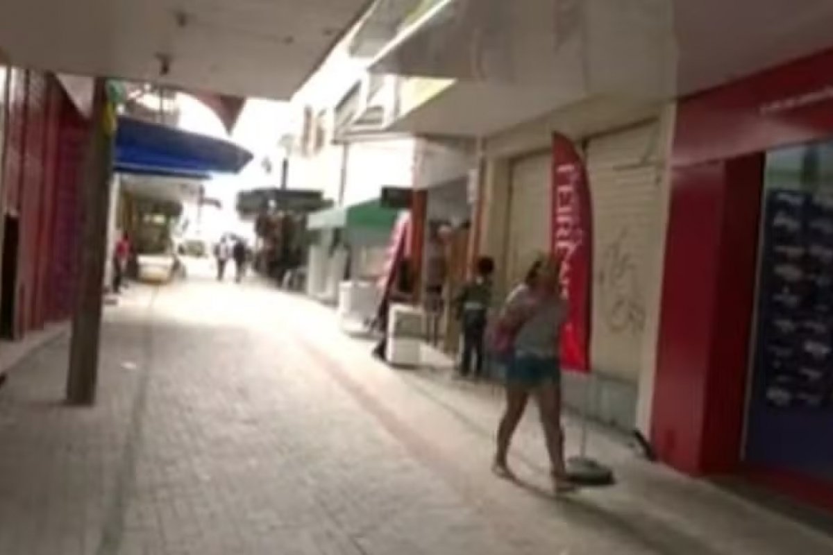 Duas pessoas são baleadas em centro comercial de Feira de Santana