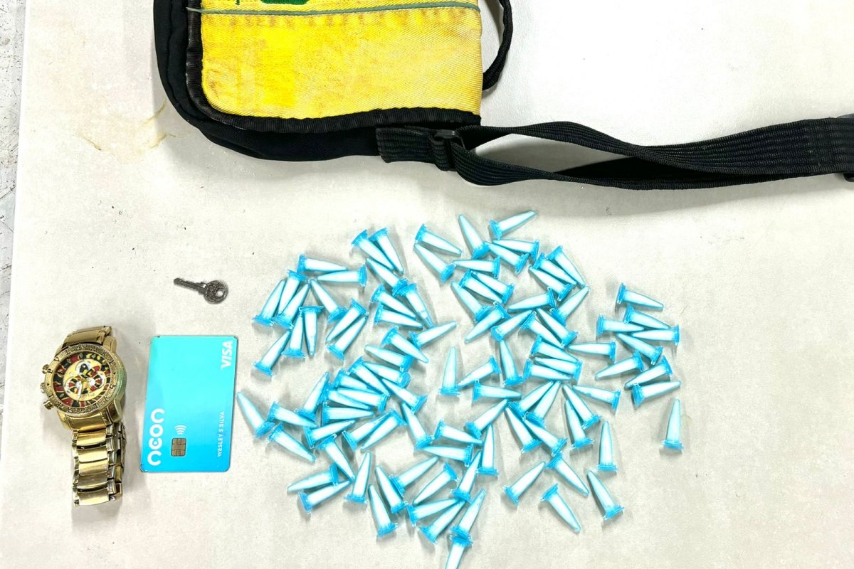 Homem é preso com 100 pinos de cocaína no bairro do Cabula, em Salvador 