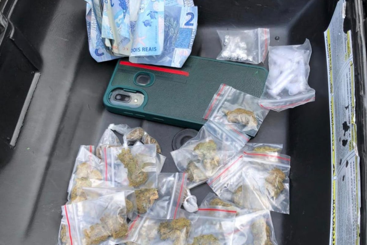 Policiais militares apreendem suspeito de tráfico de drogas na Barra 