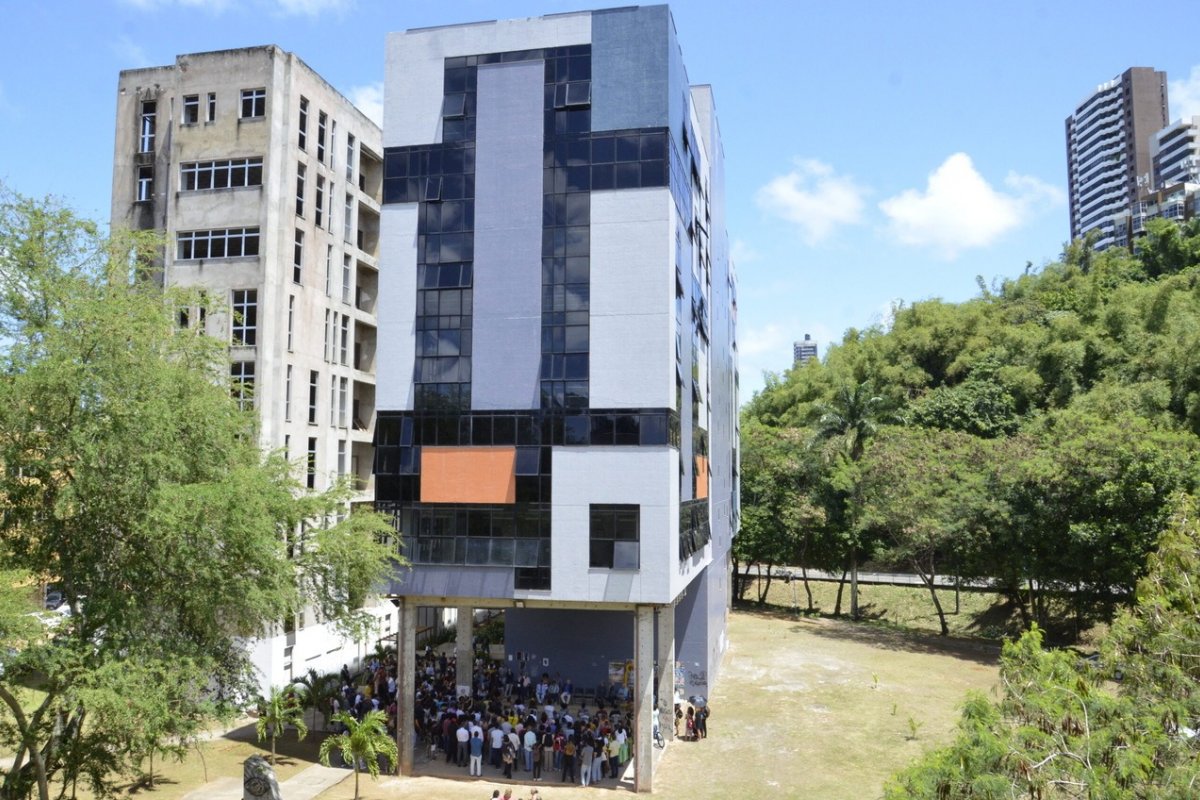 Retirada de Medicina do programa de Bacharelados Interdisciplinares é aprovada na UFBA e Instituto de Humanidades repudia decisão