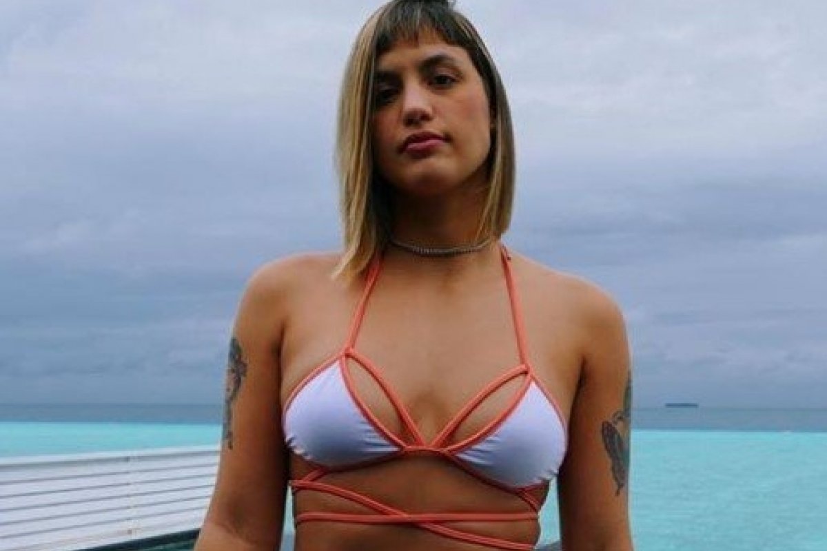 Noiva de José de Abreu exibe bumbum gigante com marcas das mãos do ator 