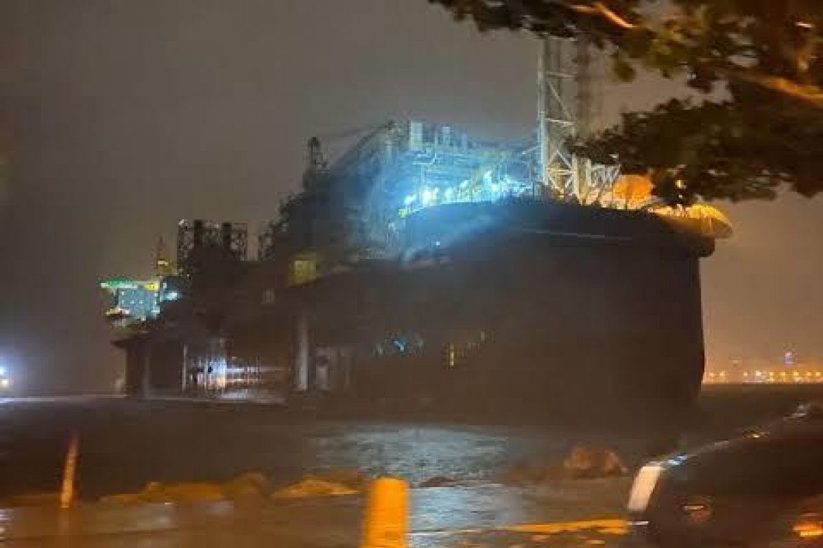 Temporal desloca navio-plataforma no Rio de Janeiro 