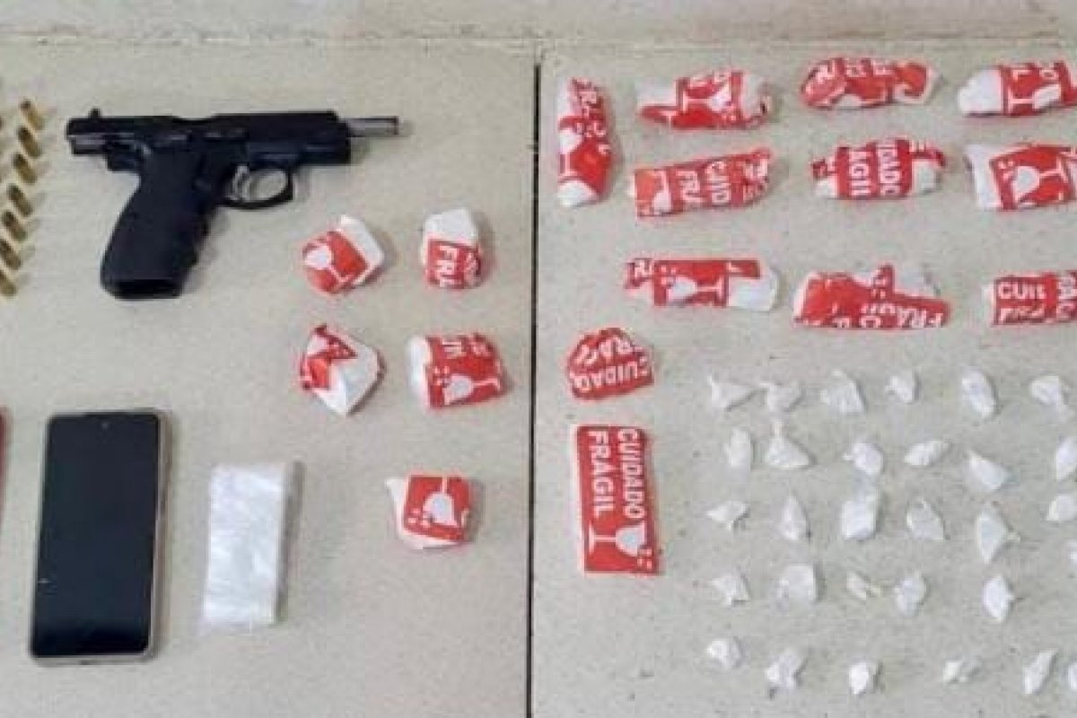 PM apreende dois suspeitos de tráfico com arma de fogo em Vitória da Conquista 