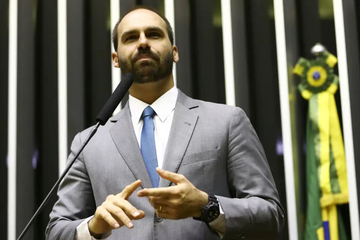 Justiça de SP penhora R$ 88 mil de Eduardo Bolsonaro por ofensas a jornalista 