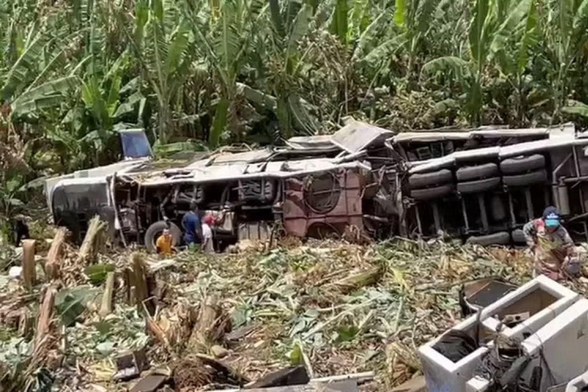 Trio elétrico capota e deixa três mortos e seis feridos em rodovia do agreste pernambucano