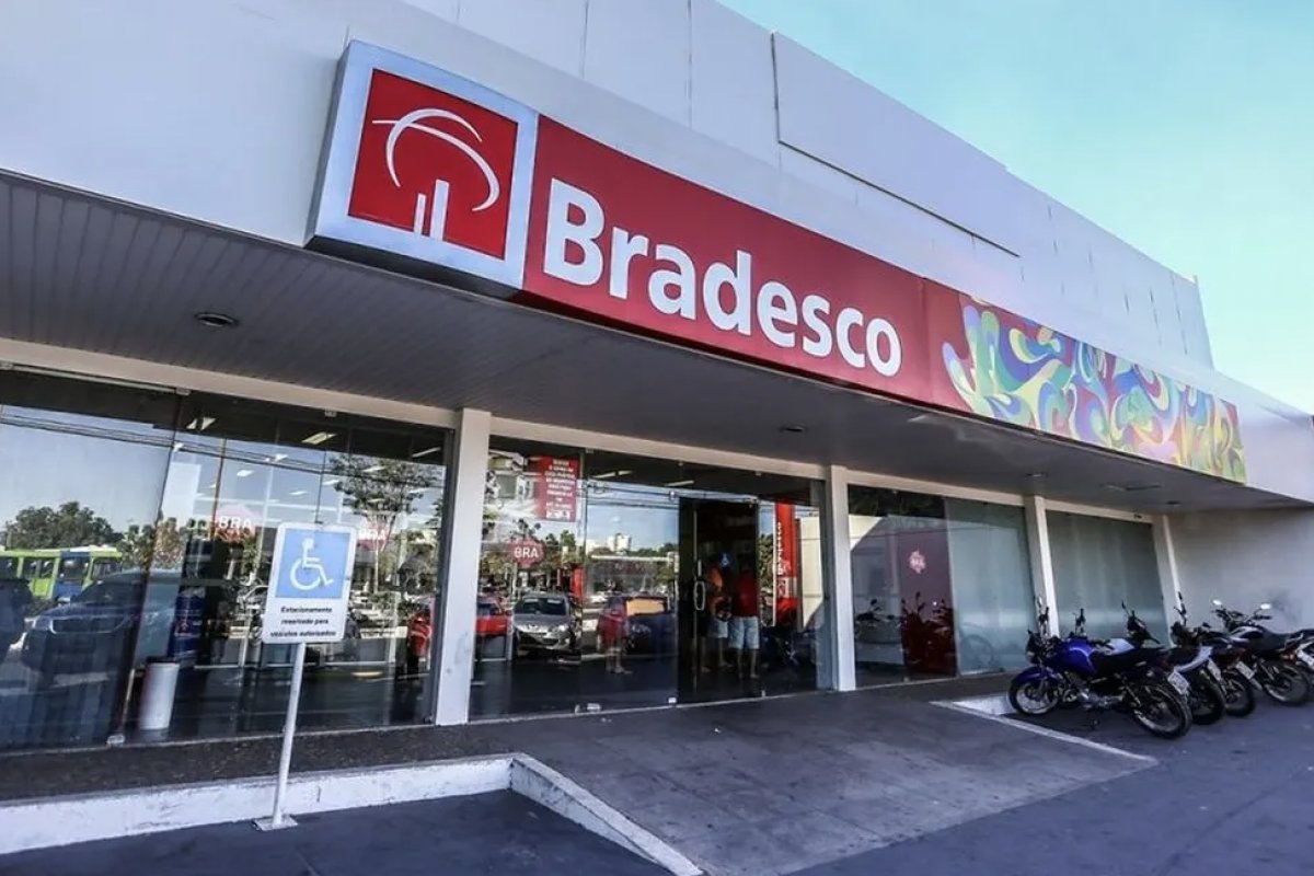 Banco é condenado a pagar R$ 75 mil para funcionária que teve a função alterada após licença-maternidade