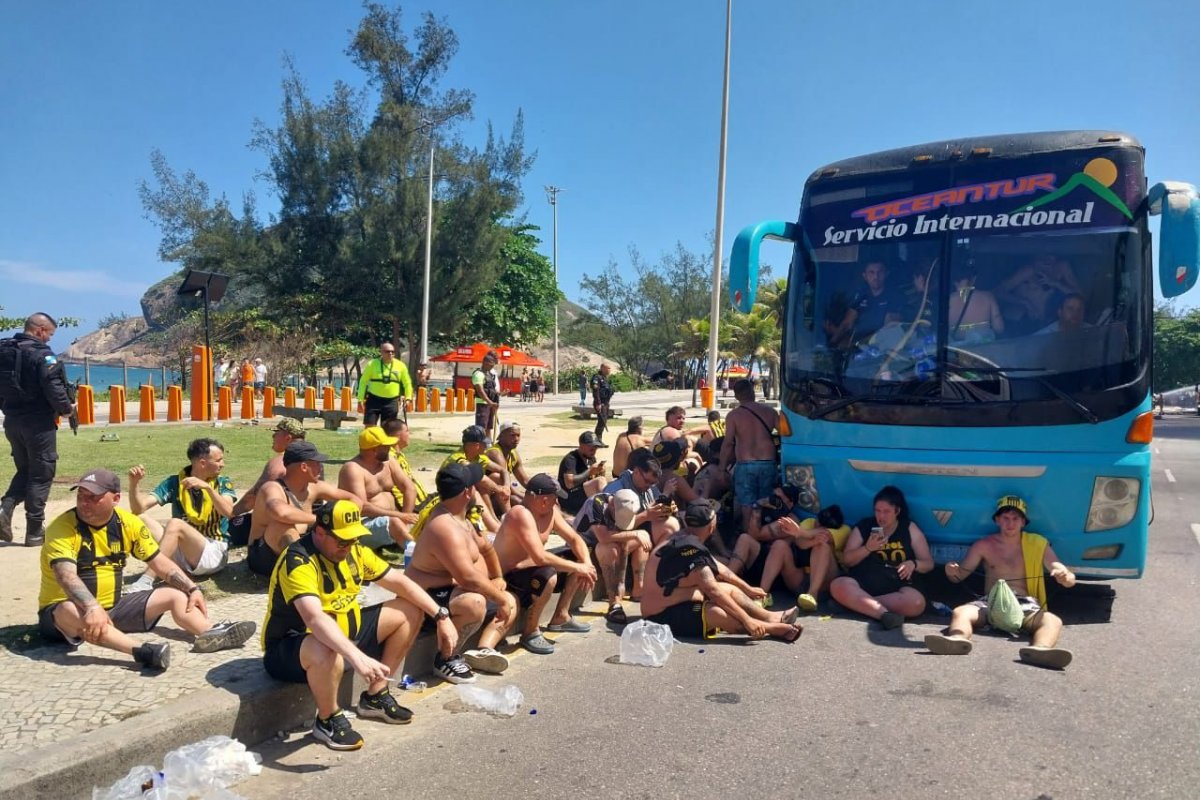 Mais de 200 Torcedores do Peñarol são presos após deixarem rastro de destruição nas ruas do RJ